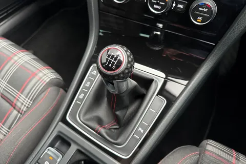 BN67XJU Volkswagen Golf 2.0 TSI BlueMotion Tech GTI Euro 6 (s/s) 5dr Thumbnail #24