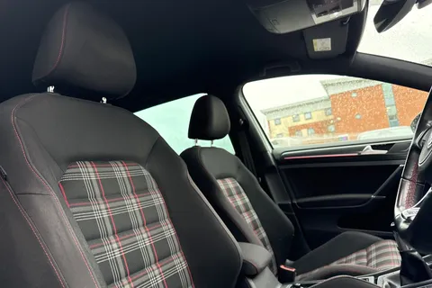 BN67XJU Volkswagen Golf 2.0 TSI BlueMotion Tech GTI Euro 6 (s/s) 5dr Thumbnail #25