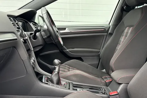 BN67XJU Volkswagen Golf 2.0 TSI BlueMotion Tech GTI Euro 6 (s/s) 5dr Thumbnail #29