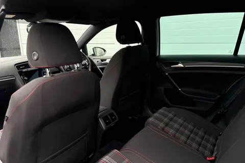 BN67XJU Volkswagen Golf 2.0 TSI BlueMotion Tech GTI Euro 6 (s/s) 5dr Thumbnail #30