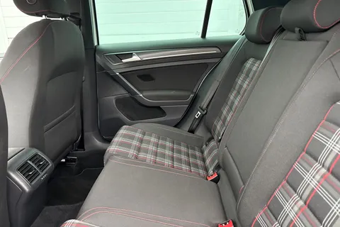 BN67XJU Volkswagen Golf 2.0 TSI BlueMotion Tech GTI Euro 6 (s/s) 5dr Thumbnail #32