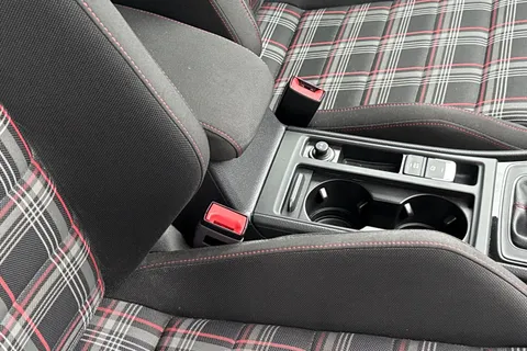 BN67XJU Volkswagen Golf 2.0 TSI BlueMotion Tech GTI Euro 6 (s/s) 5dr Thumbnail #41