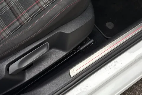 BN67XJU Volkswagen Golf 2.0 TSI BlueMotion Tech GTI Euro 6 (s/s) 5dr Thumbnail #42