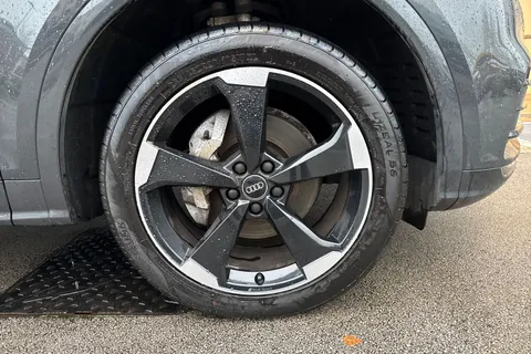 FD20RKV Audi Q5 2.0 TDI 40 Black Edition S Tronic quattro Euro 6 (s/s) 5dr Thumbnail #12