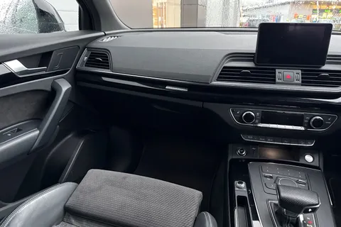 FD20RKV Audi Q5 2.0 TDI 40 Black Edition S Tronic quattro Euro 6 (s/s) 5dr Thumbnail #21