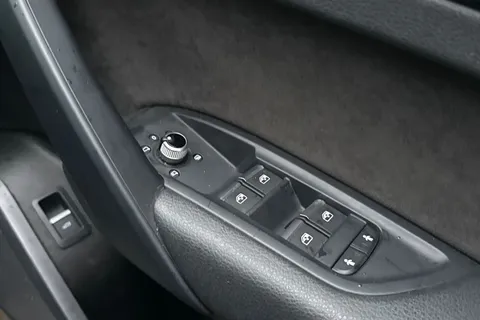 FD20RKV Audi Q5 2.0 TDI 40 Black Edition S Tronic quattro Euro 6 (s/s) 5dr Thumbnail #39