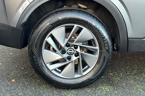 LT73SDX Nissan Qashqai 1.3 DIG-T MHEV Acenta Premium XTRON Euro 6 (s/s) 5dr Thumbnail #11