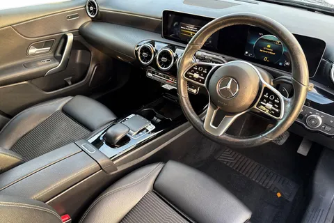 PF68FFG Mercedes-Benz A Class 1.5 A180d Sport (Executive) 7G-DCT Euro 6 (s/s) 5dr Thumbnail #13