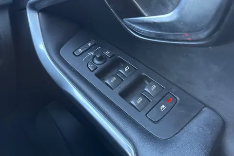 KT19BWV Volvo V40 1.5 T3 R-Design Edition Auto Euro 6 (s/s) 5dr Thumbnail #21