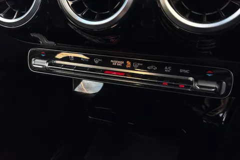 PF68FFG Mercedes-Benz A Class 1.5 A180d Sport (Executive) 7G-DCT Euro 6 (s/s) 5dr Thumbnail #21