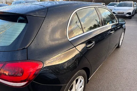 PF68FFG Mercedes-Benz A Class 1.5 A180d Sport (Executive) 7G-DCT Euro 6 (s/s) 5dr Thumbnail #26