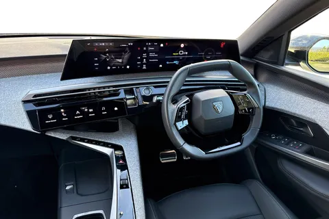 KM25DLO PEUGEOT E-3008 73kWh GT Auto 5dr Thumbnail #18