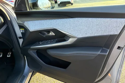 KM25DLO PEUGEOT E-3008 73kWh GT Auto 5dr Thumbnail #21