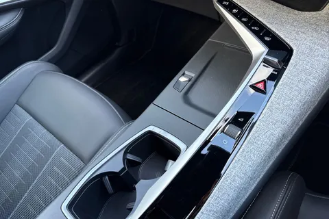 KM25DLO PEUGEOT E-3008 73kWh GT Auto 5dr Thumbnail #23