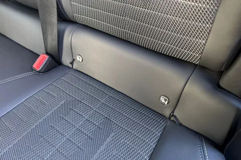 KM25DLO PEUGEOT E-3008 73kWh GT Auto 5dr Thumbnail #32