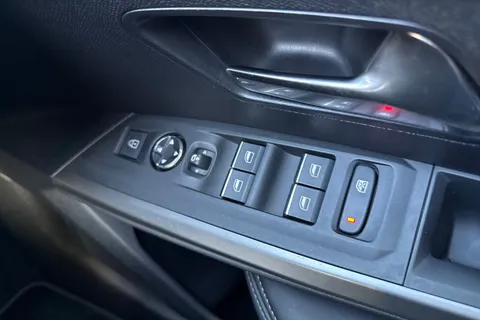 KM25DLO PEUGEOT E-3008 73kWh GT Auto 5dr Thumbnail #40