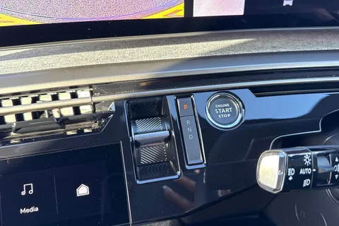 KM25DLO PEUGEOT E-3008 73kWh GT Auto 5dr Thumbnail #53