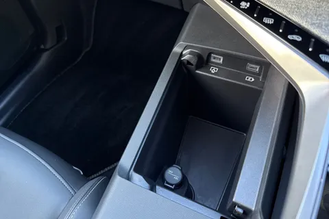 KM25DLO PEUGEOT E-3008 73kWh GT Auto 5dr Thumbnail #55