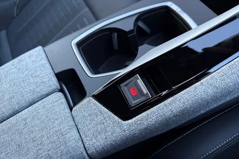 KM25DLO PEUGEOT E-3008 73kWh GT Auto 5dr Thumbnail #57