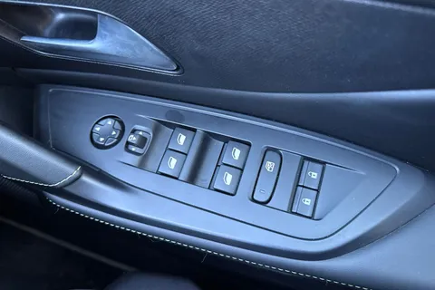 KM25WNT PEUGEOT 408 1.2 HYBRID GT Fastback e-DSC6 Euro 6 (s/s) 5dr Thumbnail #39