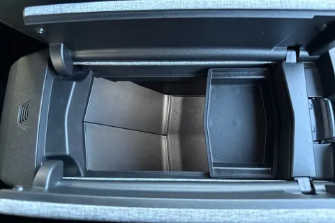 KM25DLO PEUGEOT E-3008 73kWh GT Auto 5dr Thumbnail #59