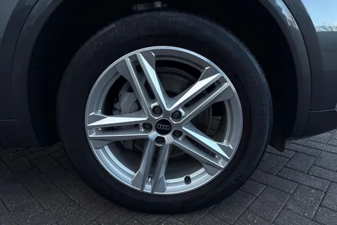 DS72LEJ Audi Q5 2.0 TDI 40 S line S Tronic quattro Euro 6 (s/s) 5dr Thumbnail #10