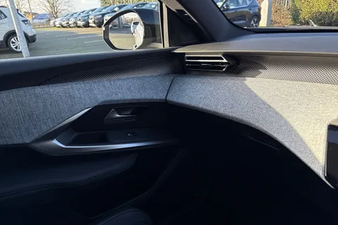 KM25DLO PEUGEOT E-3008 73kWh GT Auto 5dr Thumbnail #60
