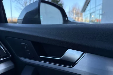 DS72LEJ Audi Q5 2.0 TDI 40 S line S Tronic quattro Euro 6 (s/s) 5dr Thumbnail #21