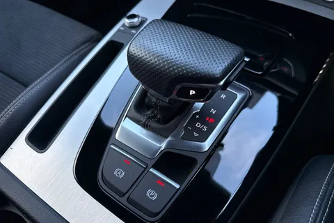 DS72LEJ Audi Q5 2.0 TDI 40 S line S Tronic quattro Euro 6 (s/s) 5dr Thumbnail #23