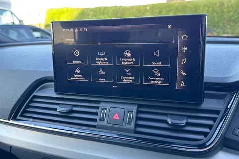 DS72LEJ Audi Q5 2.0 TDI 40 S line S Tronic quattro Euro 6 (s/s) 5dr Thumbnail #37