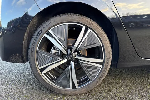 KR25RLU PEUGEOT 308 1.2 HYBRID GT e-DSC6 Euro 6 (s/s) 5dr Thumbnail #11