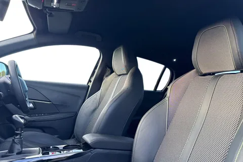 KO74XNT PEUGEOT 208 1.2 PureTech GT Euro 6 (s/s) 5dr Thumbnail #16