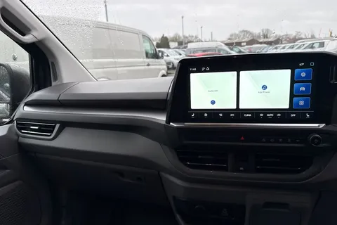 CX75JUK Volkswagen Transporter 2.0 TDI T28 Commerce Pro Auto FWD SWB Euro 6 (s/s) 5dr Thumbnail #20