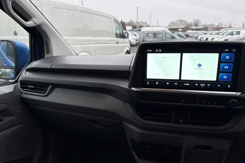 CX75JXA Volkswagen Transporter 2.0 TDI T28 Commerce Pro Auto FWD SWB Euro 6 (s/s) 5dr Thumbnail #20