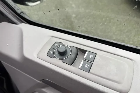 CX75JUK Volkswagen Transporter 2.0 TDI T28 Commerce Pro Auto FWD SWB Euro 6 (s/s) 5dr Thumbnail #21