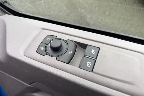 CX75JXA Volkswagen Transporter 2.0 TDI T28 Commerce Pro Auto FWD SWB Euro 6 (s/s) 5dr Thumbnail #21