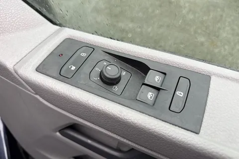 CX74LCJ Volkswagen Transporter 2.0 TDI T30 Highline Kombi FWD SWB Euro 6 (s/s) 5dr Thumbnail #21