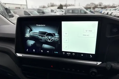 CX75JXA Volkswagen Transporter 2.0 TDI T28 Commerce Pro Auto FWD SWB Euro 6 (s/s) 5dr Thumbnail #22