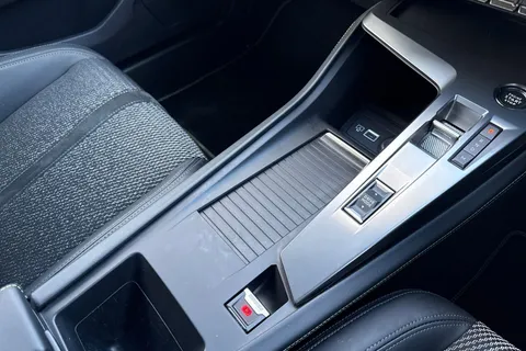 KR25RLU PEUGEOT 308 1.2 HYBRID GT e-DSC6 Euro 6 (s/s) 5dr Thumbnail #23
