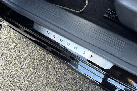 KR25RLU PEUGEOT 308 1.2 HYBRID GT e-DSC6 Euro 6 (s/s) 5dr Thumbnail #32