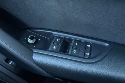 DS72LEJ Audi Q5 2.0 TDI 40 S line S Tronic quattro Euro 6 (s/s) 5dr Thumbnail #60