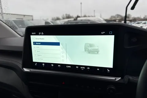 CX75JXA Volkswagen Transporter 2.0 TDI T28 Commerce Pro Auto FWD SWB Euro 6 (s/s) 5dr Thumbnail #35