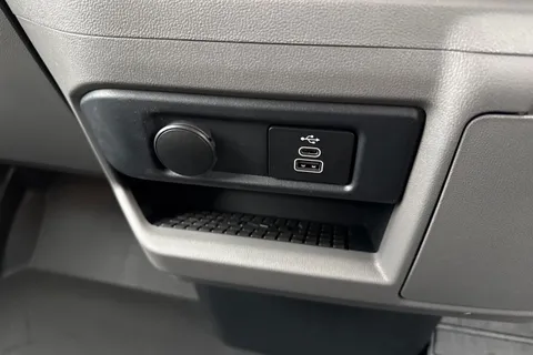 CX75JUK Volkswagen Transporter 2.0 TDI T28 Commerce Pro Auto FWD SWB Euro 6 (s/s) 5dr Thumbnail #37