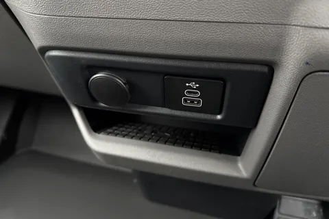 CX75JXA Volkswagen Transporter 2.0 TDI T28 Commerce Pro Auto FWD SWB Euro 6 (s/s) 5dr Thumbnail #38