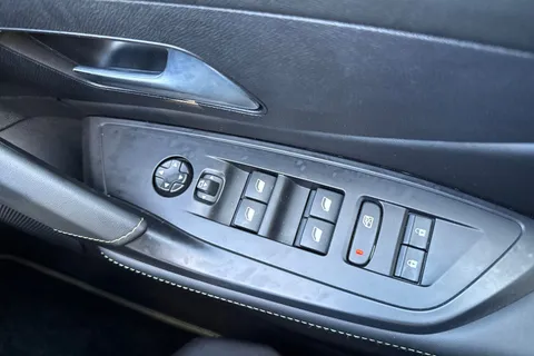 KR25RLU PEUGEOT 308 1.2 HYBRID GT e-DSC6 Euro 6 (s/s) 5dr Thumbnail #39