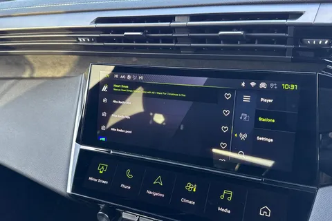 KR25RLU PEUGEOT 308 1.2 HYBRID GT e-DSC6 Euro 6 (s/s) 5dr Thumbnail #42