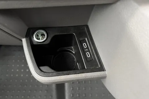 CX74LCJ Volkswagen Transporter 2.0 TDI T30 Highline Kombi FWD SWB Euro 6 (s/s) 5dr Thumbnail #44