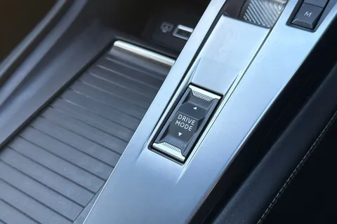 KR25RLU PEUGEOT 308 1.2 HYBRID GT e-DSC6 Euro 6 (s/s) 5dr Thumbnail #52