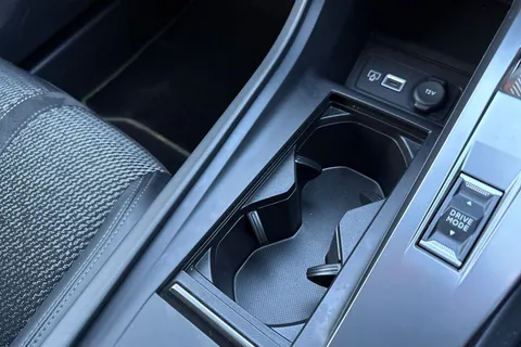 KR25RLU PEUGEOT 308 1.2 HYBRID GT e-DSC6 Euro 6 (s/s) 5dr Thumbnail #53