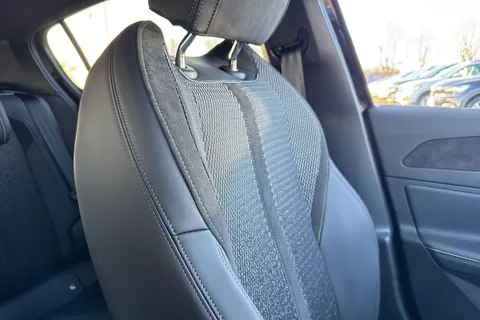 KR25RLU PEUGEOT 308 1.2 HYBRID GT e-DSC6 Euro 6 (s/s) 5dr Thumbnail #57